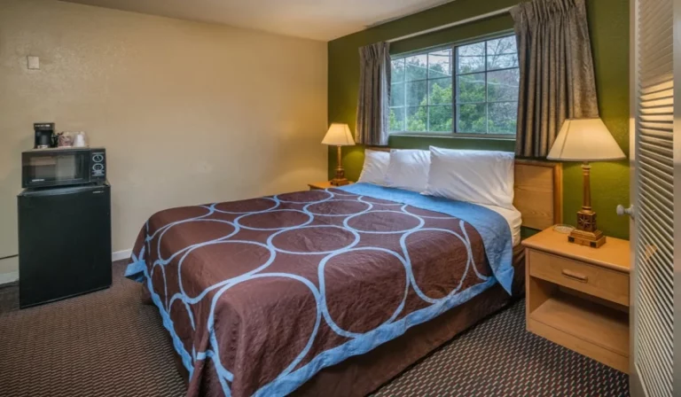 Rose Garden Inn, Triple Queen Room